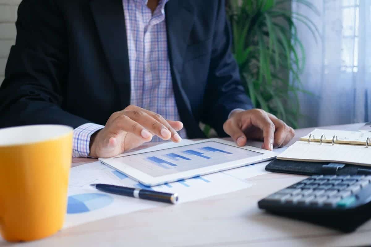 Un homme à son bureau calculant son DPE